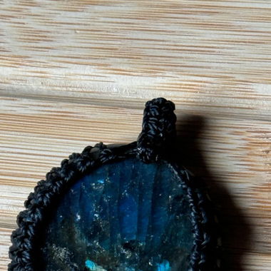 Labradorite sertie avec macramé noir