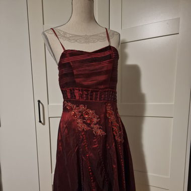 bordeauxrotes Kleid mit Stickereien, Grösse M