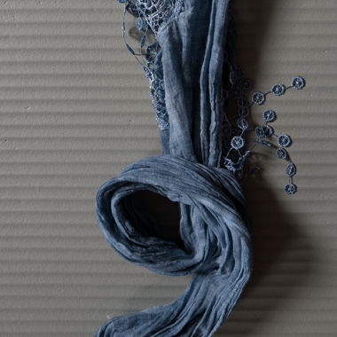 Sciarpa estiva sottile blu con estremità decorata