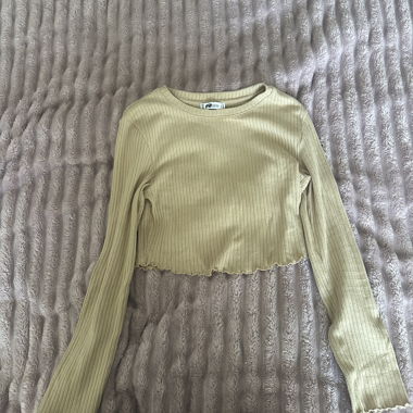 Top in costina con maniche lunghe