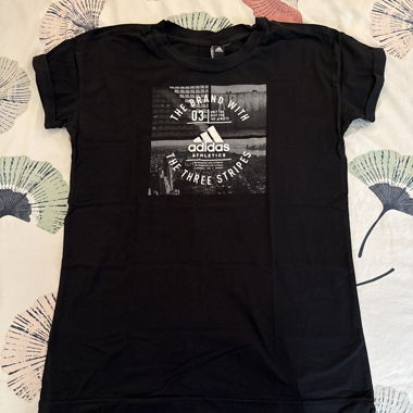 T-shirt Adidas nero grafico