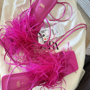 Sandali con tacco in piume rosa