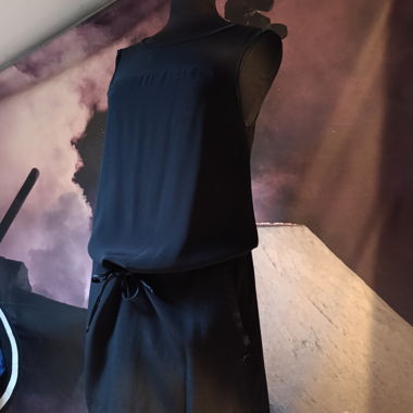 Schwarzes ärmelloses Kleid