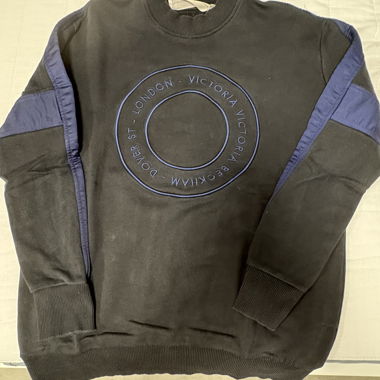 Schwarzer Rundhalsausschnitt-Pullover mit blauen Details
