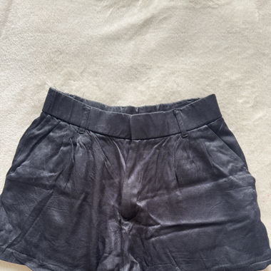 Short en satin noir