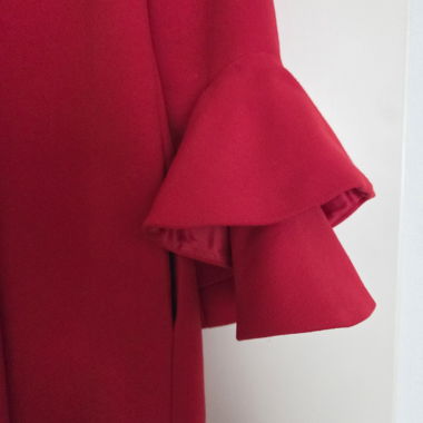 Cappotto rosso con maniche a volant