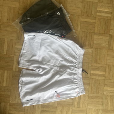 Sport-Hose in Weiss, Grau und Grün