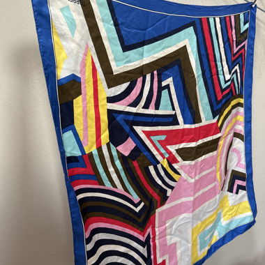 Foulard en soie avec motifs colorés