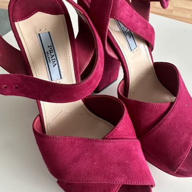 Prada Pink Wildleder Sandalen