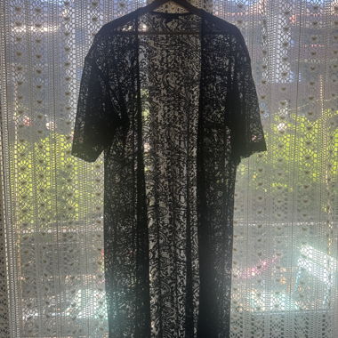 Schwarzer Spitzen-Kimono