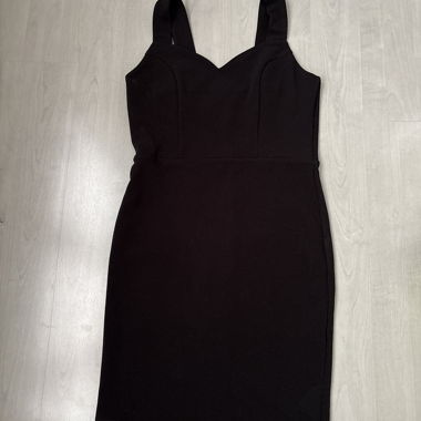 Schwarzes Kleid mit Trägern