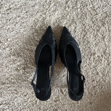 Schwarze Slingback-Pumps mit Absatz