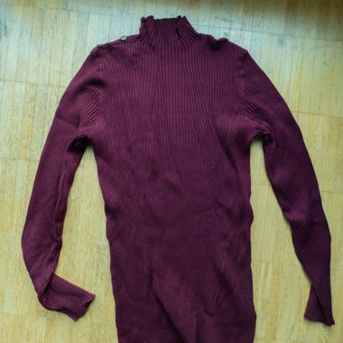 Weinrotes Longsleeve mit Goldknöpfen