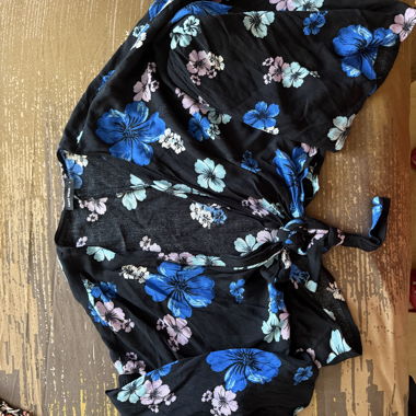 Bluse mit Blumenmuster in Schwarz