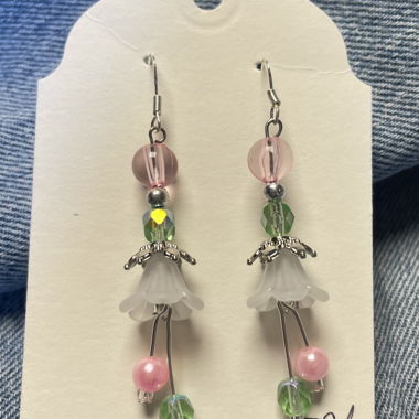 Boucles d'oreilles pendantes de fleurs faites soi-même