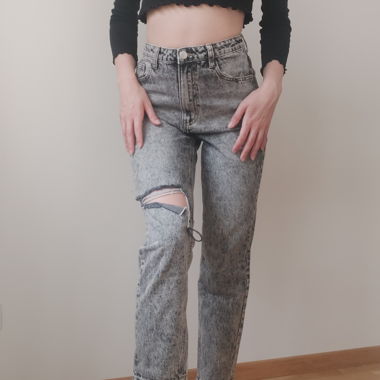 Grey skinny straight pants, with rip