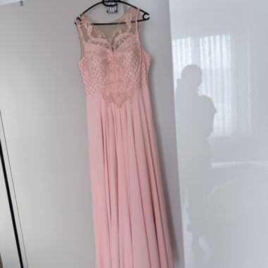 Rosa Spitzen-Abendkleid