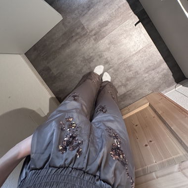 Weite Hose mit Pailletten grau