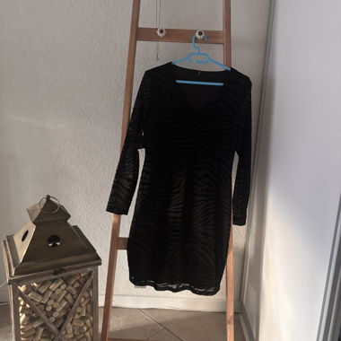 Robe noire zébrée à manches – coupe fourreau
