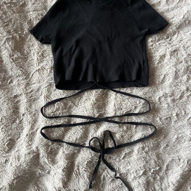 Crop top nero con lacci