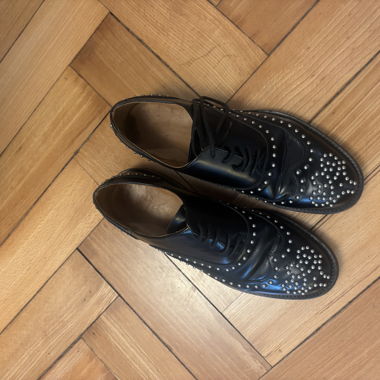 Chaussures à lacets noires avec clous