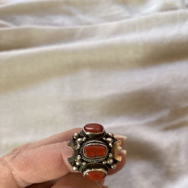 Antiker Ring aus Silber mit Koralle