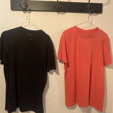 2 T-Shirts schwarz und Korallenrot 