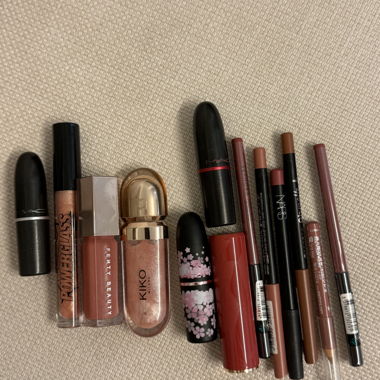 Ensemble de crayon à lèvres et rouges à lèvres