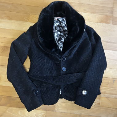 Veste noire pour femmes avec col en fausse fourrure