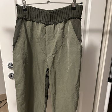 Khakifarbene Stoffhose mit Strickbund