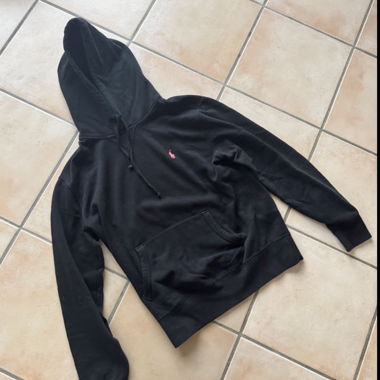 black hooded sweatshirt