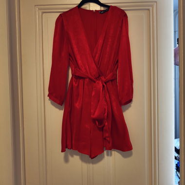 Roter Satin-Jumpsuit