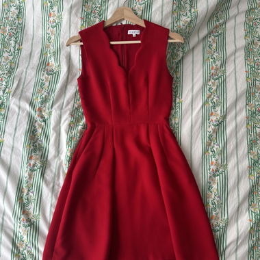 Rotes ärmelloses Kleid