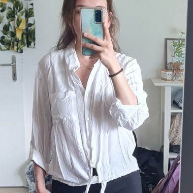 Camicia bianca con bottoni e laccio frontale