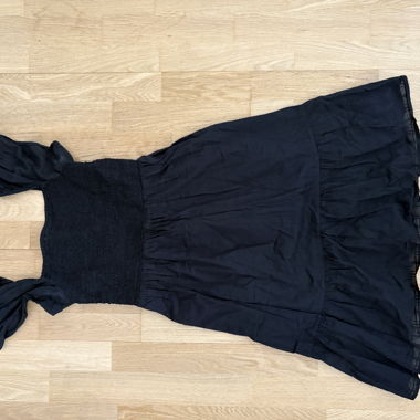 Schwarzes Kleid
