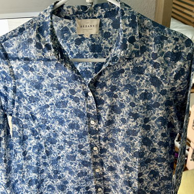 Molto carina camicetta floreale blu e bianca, maniche lunghe, taglio fluido.