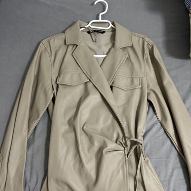 Trench in ecopelle beige con cintura