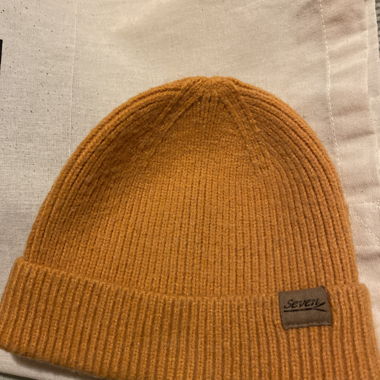 vintage beanie “seven”