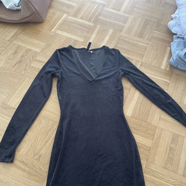 Schwarzes samt kleid