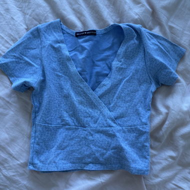 Haut bleu clair avec décolleté