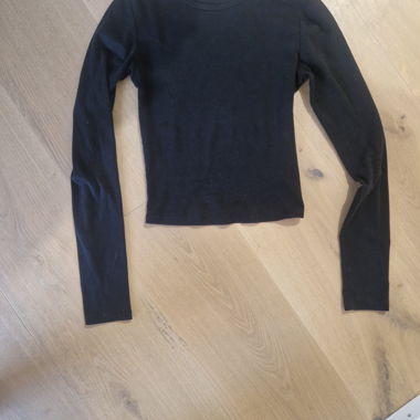 Schwarzes Langarmshirt