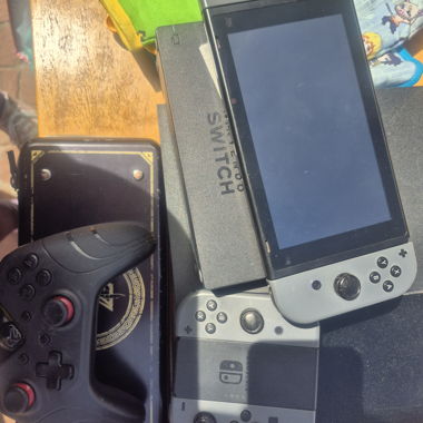 Nintendo Switch avec 2 manettes et protection