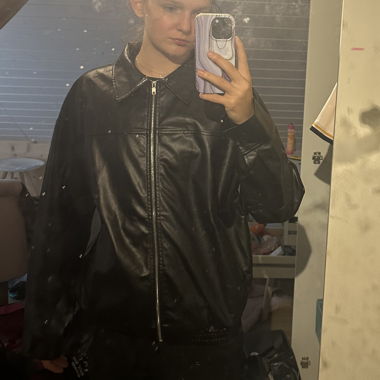 Veste en cuir synthétique noire