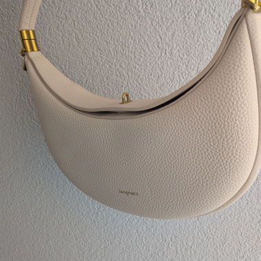 Sac à main en forme de demi-lune crème