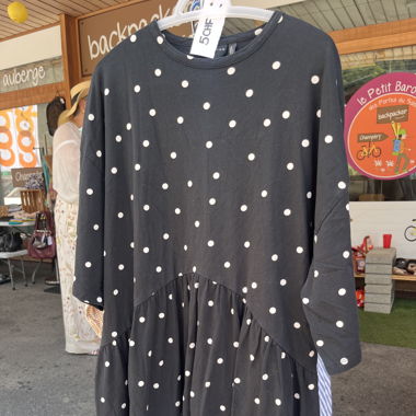 Schwarzes Kleid mit weissen Punkten