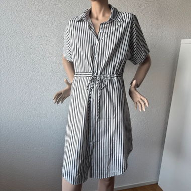 Abito-camicia a righe con cintura da annodare 