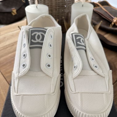 Sneakers von Chanel