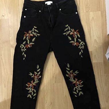 Jeans mit Stickerei - highwaist