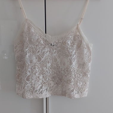 Creme-farbendes Top aus Spitze