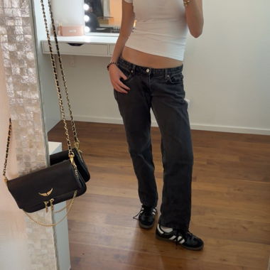 Jeans Weekday taille basse avec jambe ample